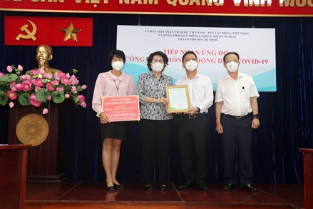 MTTQ thành phố Hồ Chí Minh tiếp nhận thiết bị y tế phòng, chống dịch Covid-19