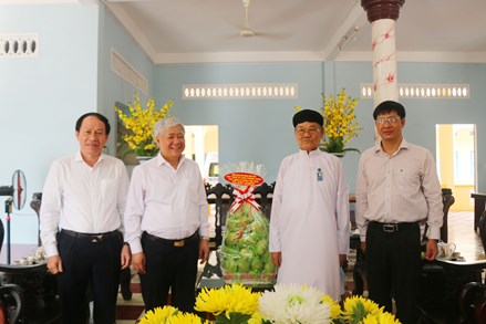 Chủ tịch Đỗ Văn Chiến thăm chức sắc tôn giáo tại Hội thánh Cao Đài Tòa thánh Tây Ninh