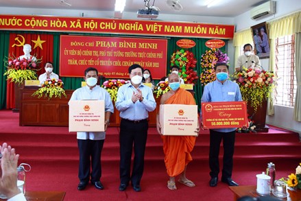 Phó Thủ tướng Thường trực Chính phủ Phạm Bình Minh chúc mừng Tết Chôl Chnăm Thmây tại Sóc Trăng