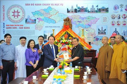 Phó Chủ tịch - Tổng Thư ký Lê Tiến Châu thăm, chúc mừng đồng bào công giáo nhân dịp Lễ Phục sinh