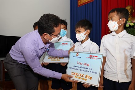 MTTQ thành phố Hồ Chí Minh: Trao tặng 100 suất hỗ trợ kinh phí học tập cho học sinh, sinh viên vùng biên giới