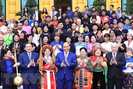 Chủ tịch nước Nguyễn Xuân Phúc: Già làng, trưởng bản là những người 'giữ lửa' ở các bản, làng