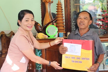 Bình Định: Thăm tặng quà cho các gia đình chính sách