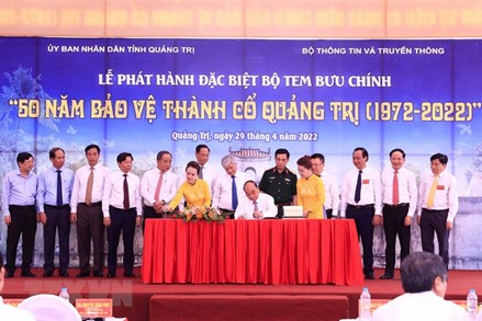 Chủ tịch nước Nguyễn Xuân Phúc cùng đoàn công tác dâng hương tưởng nhớ các Anh hùng liệt sĩ tại Thành cổ Quảng Trị 