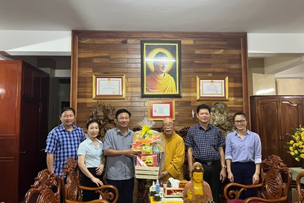 Chủ tịch Ủy ban MTTQ Việt Nam tỉnh Quảng Trị thăm, chúc mừng tăng ni, phật tử nhân Đại lễ Phật đản