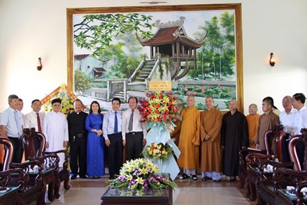 Lãnh đạo tỉnh Quảng Nam, Quảng Ngãi thăm và chúc mừng các chức sắc Phật giáo