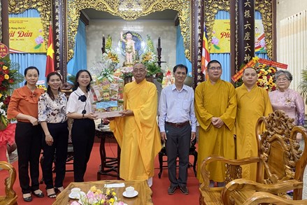 Ủy ban MTTQ tỉnh Bình Thuận thăm, chúc mừng Đại lễ Phật đản năm 2022
