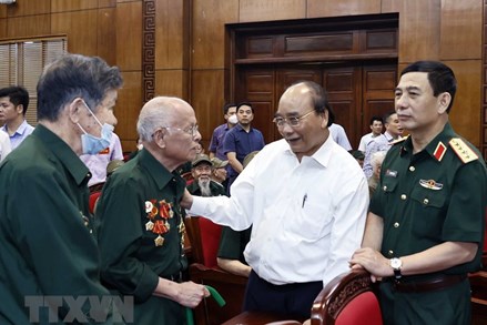 Chủ tịch nước Nguyễn Xuân Phúc tặng quà cựu chiến sĩ Điện Biên