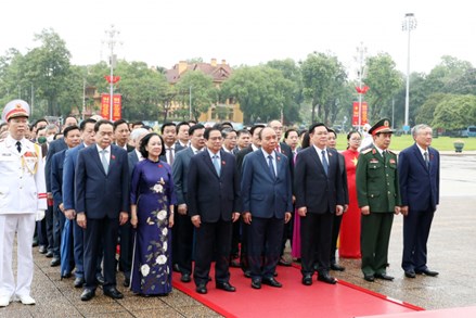 Lãnh đạo Đảng, Nhà nước và các đại biểu Quốc hội vào Lăng viếng Chủ tịch Hồ Chí Minh trước khai mạc Kỳ họp thứ Ba, Quốc hội khóa XV