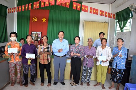 Ủy ban MTTQ Việt Nam tỉnh Sóc Trăng trao tiền hỗ trợ các hộ dân bị ảnh hưởng do lốc xoáy