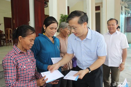 Nghệ An: Ủy ban MTTQ tỉnh trao 40 suất quà cho hộ giáo dân nghèo tại huyện Quỳnh Lưu