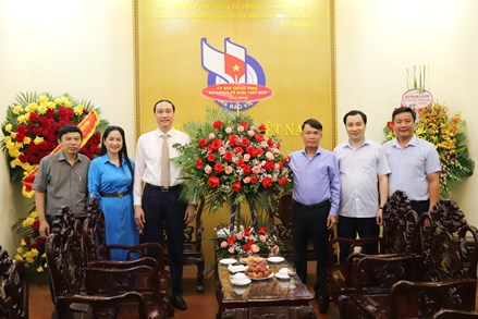 Phó Chủ tịch Phùng Khánh Tài thăm, chúc mừng các cơ quan báo chí