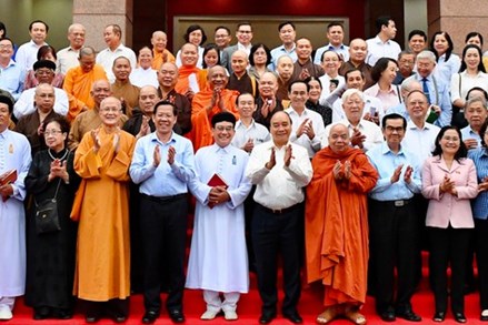 Chủ tịch nước Nguyễn Xuân Phúc lắng nghe ý kiến Ủy viên Ủy ban MTTQ Việt Nam TPHCM, các vị nhân sĩ, trí thức, chức sắc các tôn giáo