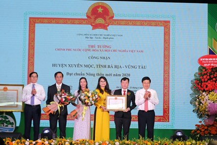 Phó Thủ tướng Phạm Bình Minh trao bằng công nhận nông thôn mới cho huyện Xuyên Mộc
