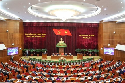 Tổng Bí thư Nguyễn Phú Trọng ký ban hành Nghị quyết Hội nghị lần thứ 5 Ban Chấp hành Trung ương Đảng khóa XIII