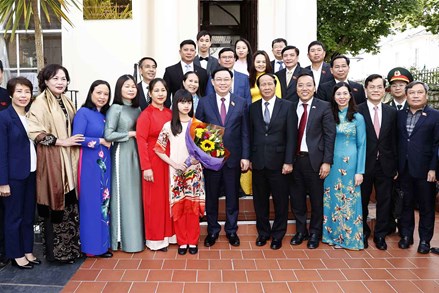 Chủ tịch Quốc hội Vương Đình Huệ thăm Đại sứ quán và gặp gỡ cộng đồng người Việt Nam tại Anh