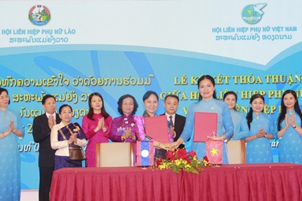 Trao tặng Huân chương, Huy chương cho các tập thể, cá nhân Hội Liên hiệp Phụ nữ Lào 