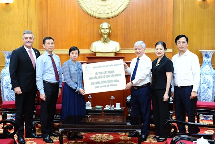 Chủ tịch Đỗ Văn Chiến tiếp nhận ủng hộ 400 căn nhà đại đoàn kết hỗ trợ hộ nghèo tại 9 tỉnh