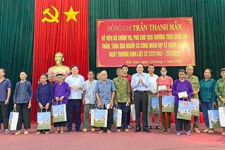 Phó Chủ tịch Thường trực Quốc hội Trần Thanh Mẫn thăm, tặng quà gia đình chính sách tại Bắc Kạn và Cao Bằng