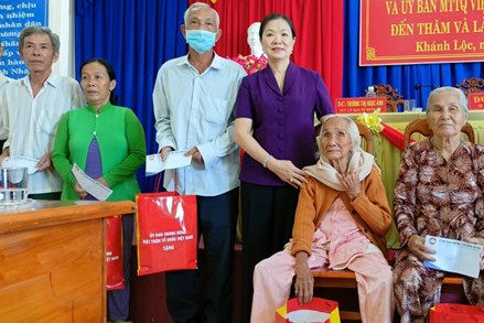 Phó Chủ tịch Trương Thị Ngọc Ánh thăm, tặng quà gia đình chính sách tại Cà Mau