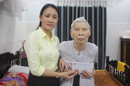 Mặt trận tỉnh Thừa Thiên Huế thăm các Bà mẹ Việt Nam Anh hùng nhân kỷ niệm 75 năm Ngày Thương binh - Liệt sỹ