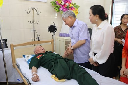 Chủ tịch Đỗ Văn Chiến thăm, tặng quà các thương binh nặng tại Trung tâm điều dưỡng thương binh Duy Tiên