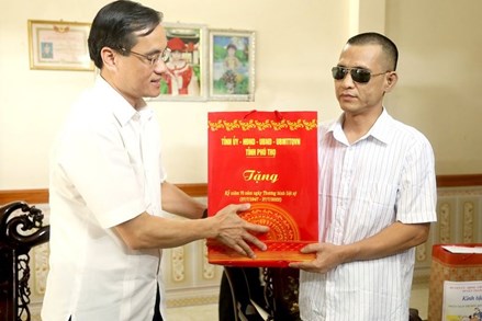 Phú Thọ: Thăm, tặng quà gia đình chính sách nhân kỷ niệm 75 năm ngày Thương binh - Liệt sĩ