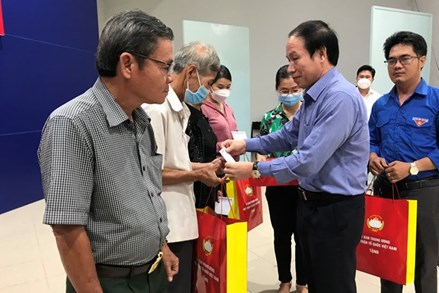 Phó Chủ tịch - Tổng Thư ký Lê Tiến Châu thăm, tặng quà các gia đình có công với cách mạng tại Tây Ninh