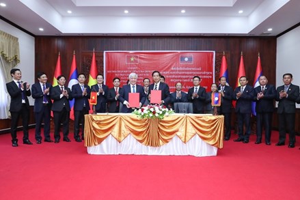Chủ tịch Đỗ Văn Chiến Hội đàm với Chủ tịch UBTƯ Mặt trận Lào xây dựng đất nước Sinlavong Khoutphaythoune