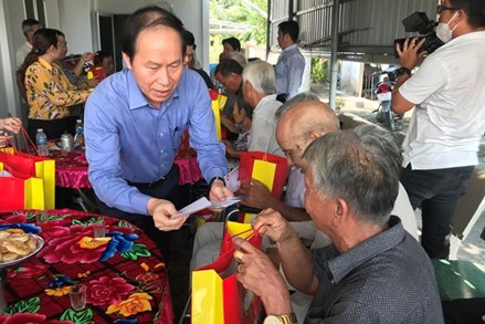 Phó Chủ tịch - Tổng Thư ký Lê Tiến Châu thăm, tặng quà người có công tại Long An 