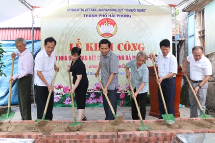 Hải Phòng: Trao kinh phí hỗ trợ xây nhà và phát triển giống vốn cho hộ nghèo xã Vinh Quang, huyện Tiên Lãng