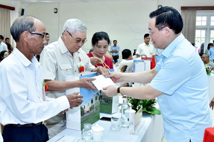 Chủ tịch Quốc hội Vương Đình Huệ gặp mặt người có công, thân nhân liệt sỹ tiêu biểu tỉnh Quảng Nam