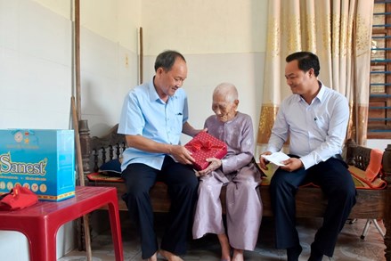 Đà Nẵng: Thăm, tặng quà gia đình chính sách nhân Ngày Thương binh - Liệt sĩ