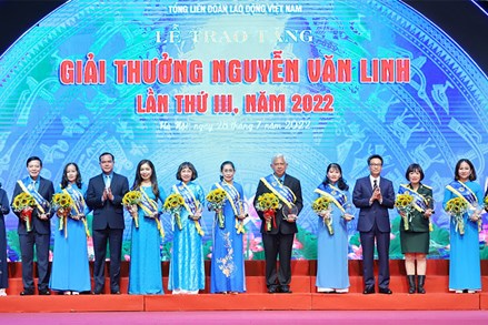 Trao tặng Giải thưởng Nguyễn Văn Linh cho 10 cán bộ công đoàn tiêu biểu