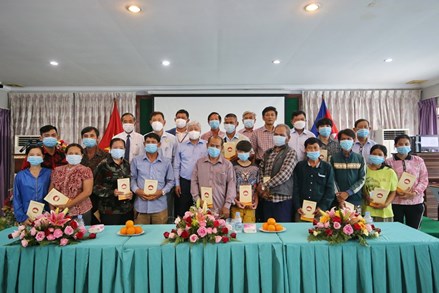 Chủ tịch Đỗ Văn Chiến thăm, tặng quà cộng đồng người Khmer gốc Việt tại Campuchia