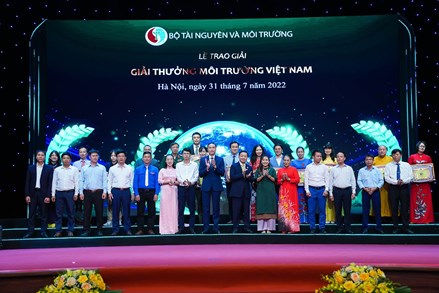Phó Chủ tịch Phùng Khánh Tài dự Lễ trao Giải thưởng Môi trường Việt Nam năm 2021 và Giải thưởng Báo chí Tài nguyên và Môi trường lần thứ VI