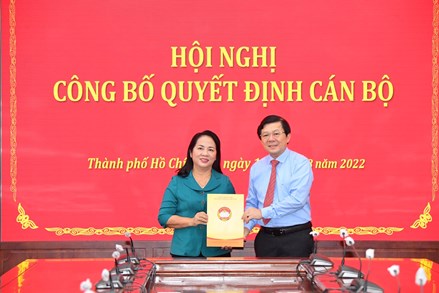Phó Chủ tịch Nguyễn Hữu Dũng trao Quyết định công nhận đồng chí Trần Kim Yến giữ chức vụ Chủ tịch Ủy ban MTTQ Việt Nam TPHCM 