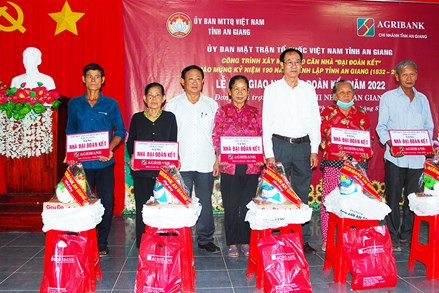 Bàn giao nhà Đại đoàn kết từ nguồn Agribank An Giang tài trợ cho hộ nghèo huyện Châu Phú