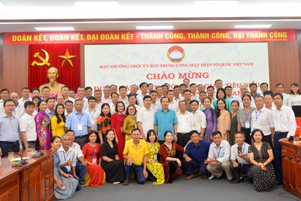 Phó Chủ tịch Ngô Sách Thực tiếp đoàn đại biểu người Công giáo tiêu biểu huyện Yên Thành, tỉnh Nghệ An