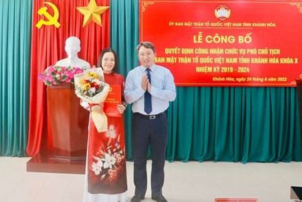 Trao quyết định Phó chủ tịch Thường trực Mặt trận tỉnh Khánh Hòa cho bà Trần Thu Mai
