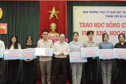 Đà Nẵng: Trao học bổng cho 70 em sinh viên con hộ nghèo vượt khó, học giỏi năm 2022