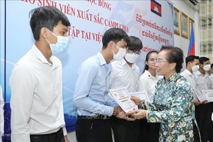 Hội Khuyến học Việt Nam trao học bổng cho sinh viên Campuchia có thành tích xuất sắc