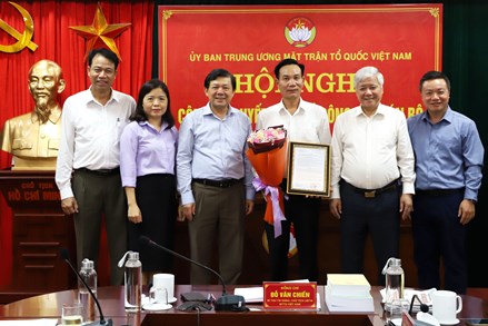 Ông Nguyễn Minh Phú là Phó Giám đốc Trung tâm Bồi dưỡng cán bộ và Nghiên cứu khoa học MTTQ Việt Nam