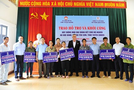 Phó Chủ tịch Trương Thị Ngọc Ánh trao hỗ trợ và dự khởi công xây nhà Đại đoàn kết cho hộ nghèo tại tỉnh Tuyên Quang