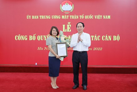 Phó Chủ tịch – Tổng Thư ký Lê Tiến Châu trao Quyết định bổ nhiệm Trưởng Ban Dân chủ - Pháp luật Cơ quan UBTƯ MTTQ Việt Nam