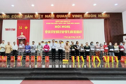 Đoàn Đại biểu Quốc hội tỉnh Hậu Giang tiếp xúc cử tri tại thị xã Long Mỹ và thành phố Vị Thanh