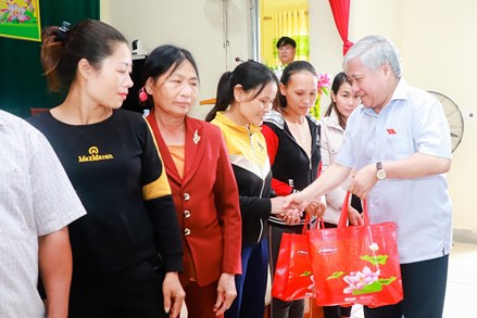 Chủ tịch Đỗ Văn Chiến trao hỗ trợ tỉnh Nghệ An khắc phục hậu quả lũ, lụt 