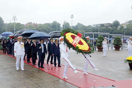 Các đại biểu Quốc hội vào viếng Lăng viếng Chủ tịch Hồ Chí Minh trước giờ khai mạc Kỳ họp thứ Tư