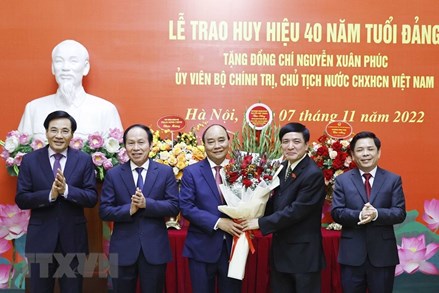 Trao tặng Huy hiệu 40 năm tuổi Đảng cho Chủ tịch nước Nguyễn Xuân Phúc