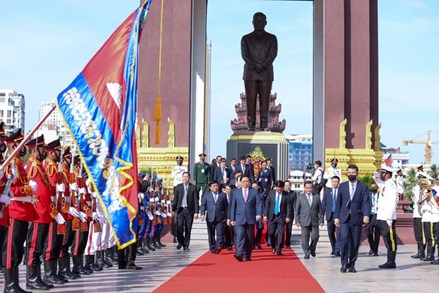 Thủ tướng Phạm Minh Chính tới Thủ đô Phnom Penh, bắt đầu chuyến thăm chính thức Campuchia